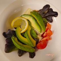 Kauraleipä - juusto, avocado, sitruuna