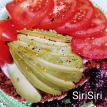 Ruisleipä, oliiviöljy, kinkku, avocado, tomaatti, musta viinimarja