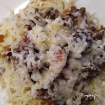 Pasta-oliiviöljy-sipuli-paprika-tomaatti-jauheliha-juusto