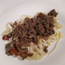 Spaghetti + jauheliha + tumma rommi