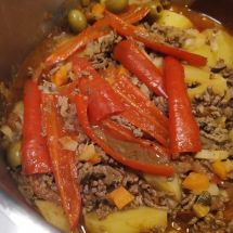 Chili-mausteinen juuresjauhelihakeitto