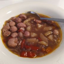 Chili-mausteinen siskonmakkarakeitto