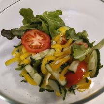 Keltainen paprika salaatissa