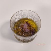 Extra neitsytoliiviöljy, tilli, mustapippuri, sipulisilppu