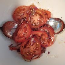 Sipuli-tomaattisalaatti