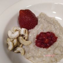 Kokonaiset punaiset viinimarjat makeutettu hunajalla