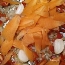 Näin valmistuu kaali-chorizo-keitto