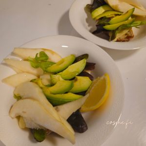 Kauraleipä - salaatti, avokado, päärynä, sitruuna