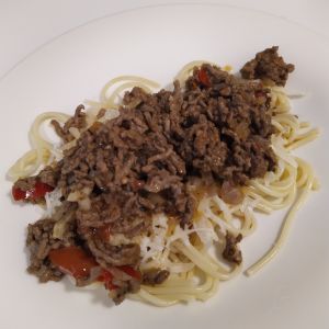 Spaghetti + jauheliha + tumma rommi