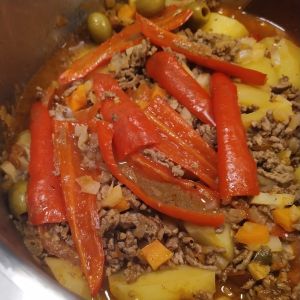 Chili-mausteinen juuresjauhelihakeitto