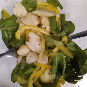 Päärynä-paprikasalaatti