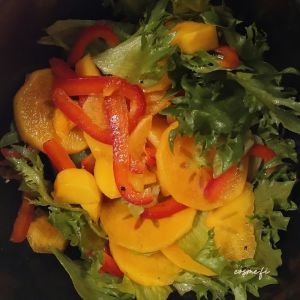 Persimon-paprikasalaatti