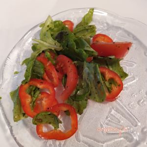 Rommilla maustettu paprika-tomaattisalaatti