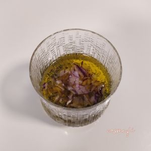 Extra neitsytoliiviöljy, tilli, mustapippuri, sipulisilppu