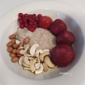 Havregryn Jordgubb Röda vinbär Nötter