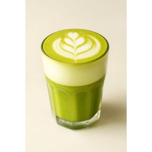Terveellinen Matcha latte ilman kookosmaitoa