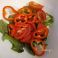 Rommilla maustettu paprika-tomaattisalaatti